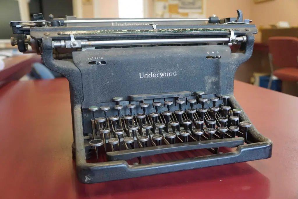 42556648-web1-typewriter-HOM-220224